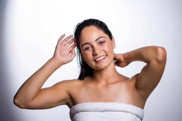 Een Prachtige Jonge Vrouw Zorgt Voor Haar Huid Schoonheid Met — Stockfoto