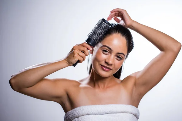 Stunning Young Woman Takes Care Her Skin Brushing Hair Daily — Stock Photo, Image