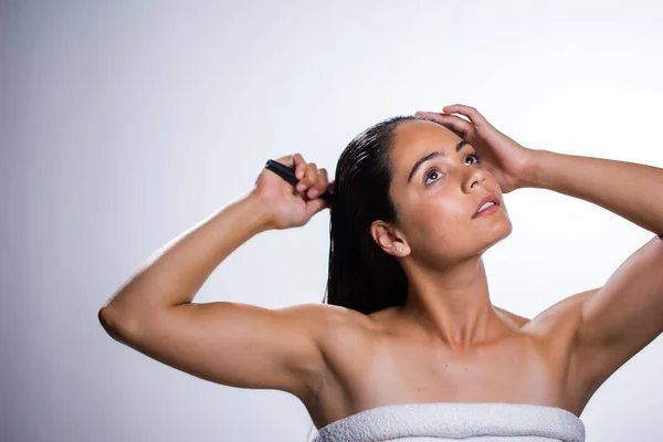 Een Prachtige Jonge Vrouw Zorgt Voor Haar Huid Borstelen Haar — Stockfoto