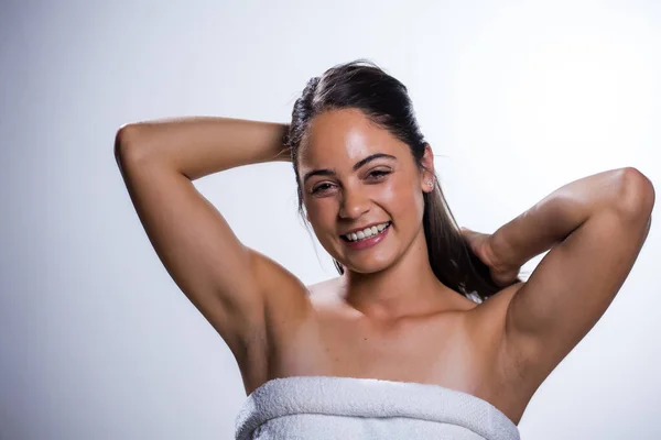 Een Prachtige Jonge Vrouw Zorgt Voor Haar Huid Schoonheid Met — Stockfoto