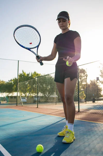 Joven Jugadora Tenis Acción Una Nueva Cancha Tenis — Foto de Stock
