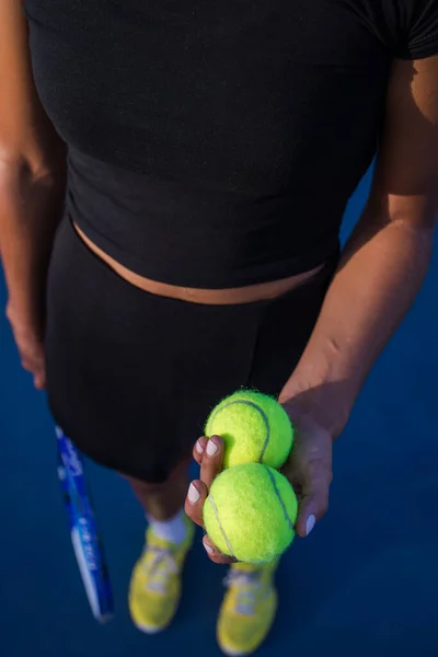 Genç Bayan Tenisçi Yeni Tenis Kortunda Başında — Stok fotoğraf