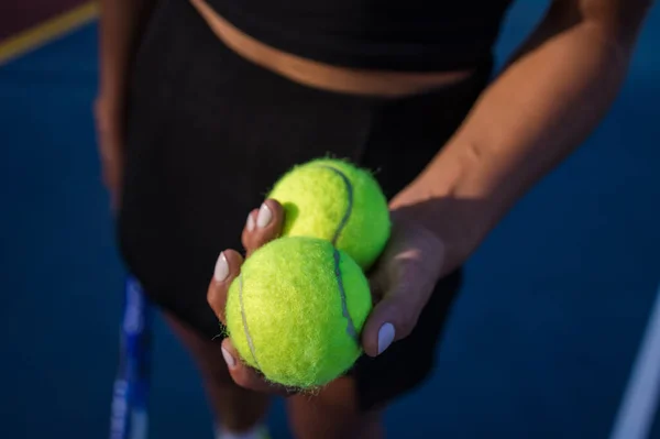 一名年轻女子网球选手在一个全新的网球场上打球 — 图库照片