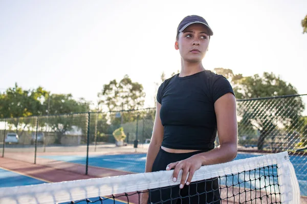 Genç Bayan Tenisçi Yeni Tenis Kortunda Başında — Stok fotoğraf