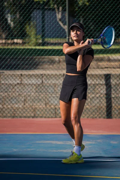 Giovane Tennista Donna Azione Nuovissimo Campo Tennis — Foto Stock