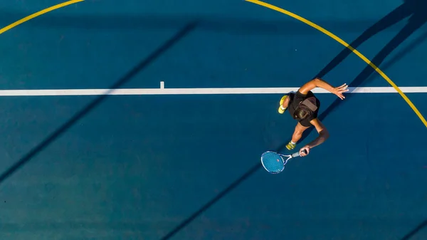 Vue Aérienne Une Jeune Joueuse Tennis Action Sur Tout Nouveau — Photo