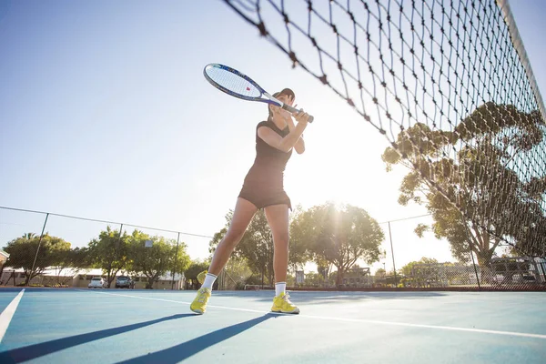 Молодая Теннисистка Действии Совершенно Новом Теннисном Корте — стоковое фото