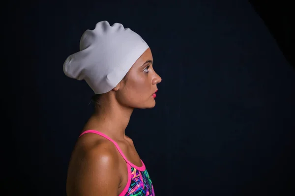 Chica Pelo Bastante Oscuro Posando Estudio Mientras Usa Traje Baño —  Fotos de Stock