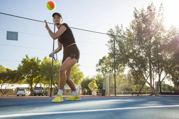 Νεαρή Γυναίκα Τενίστρια Δράση Ένα Ολοκαίνουργιο Γήπεδο Τένις — Φωτογραφία Αρχείου