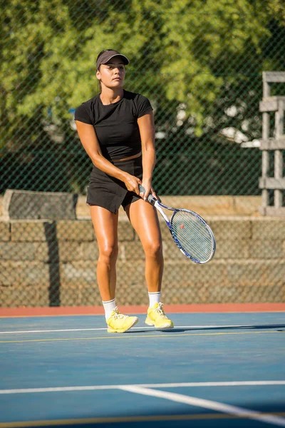 Νεαρή Γυναίκα Τενίστρια Δράση Ένα Ολοκαίνουργιο Γήπεδο Τένις — Φωτογραφία Αρχείου