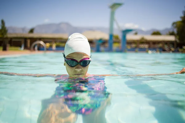Talentosa Nadadora Plena Ação Uma Piscina Tamanho Torneio Dia Quente — Fotografia de Stock