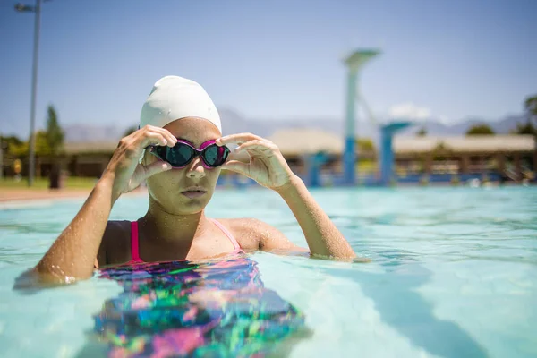 暖かくて晴れた日にトーナメントサイズのプールでフルアクションで才能のある女性水泳選手 — ストック写真