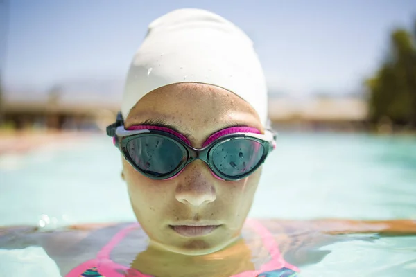Talentierte Schwimmerin Einem Warmen Und Sonnigen Tag Einem Turniergroßen Becken — Stockfoto