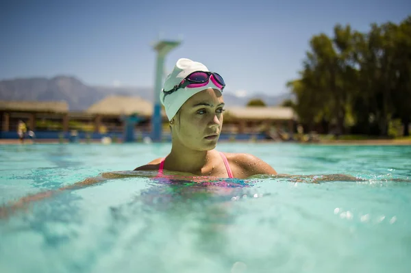 Talentierte Schwimmerin Einem Warmen Und Sonnigen Tag Einem Turniergroßen Becken — Stockfoto