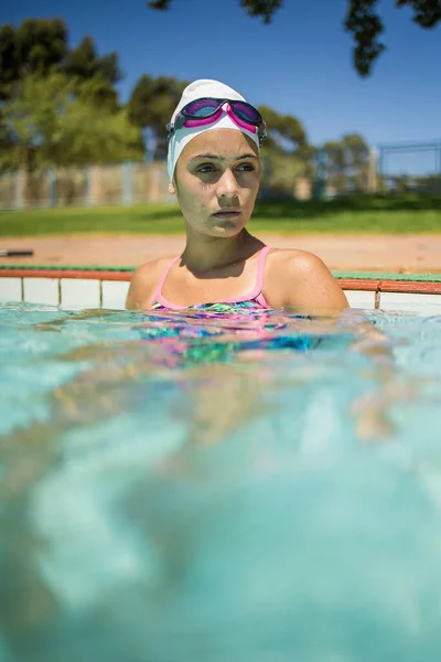 Ταλαντούχα Γυναίκα Κολυμβήτρια Πλήρη Δράση Πισίνα Μεγέθους Τουρνουά Μια Ζεστή — Φωτογραφία Αρχείου