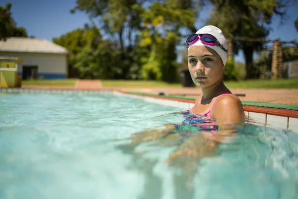 在一个温暖而阳光灿烂的日子里 才华横溢的女子游泳选手在一个锦标赛般大小的游泳池里全力以赴 — 图库照片