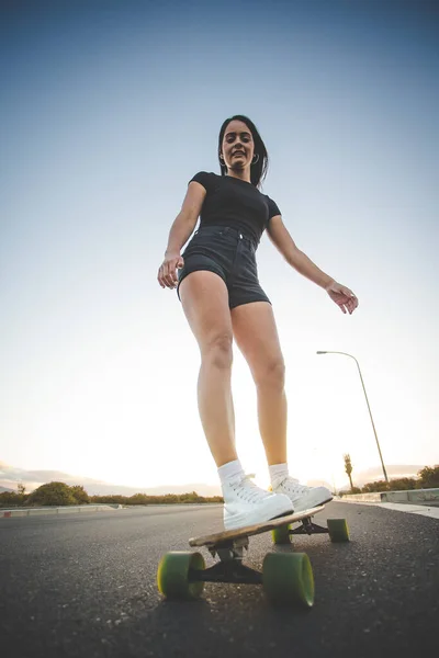 Jolie Jeune Femme Aux Cheveux Foncés Skateboard Dans Environnement Urbain — Photo