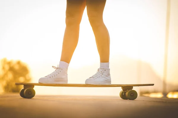 Jeune Femme Avec Des Cheveux Foncés Skateboard Dans Environnement Urbain — Photo