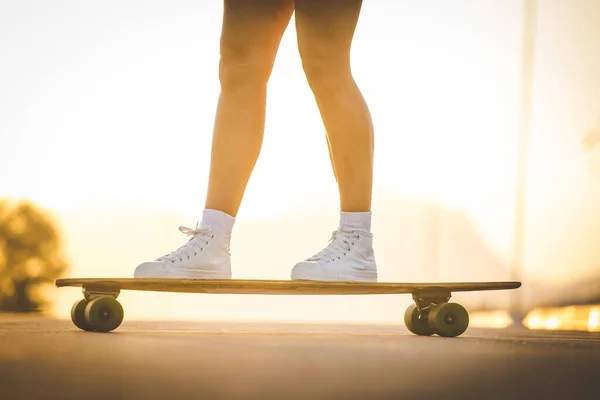 Mladá Žena Tmavými Vlasy Skateboarding Pulzujícím Městském Prostředí — Stock fotografie