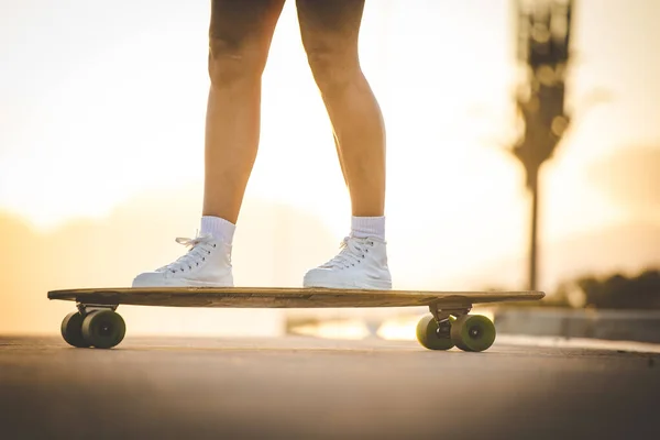 Junge Frau Mit Dunklen Haaren Beim Skateboarden Einer Pulsierenden Städtischen — Stockfoto