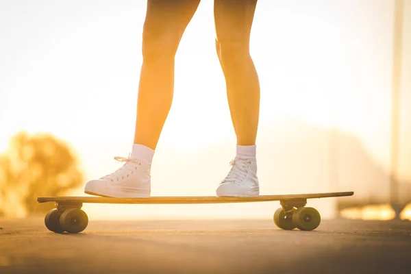 Jeune Femme Avec Des Cheveux Foncés Skateboard Dans Environnement Urbain — Photo
