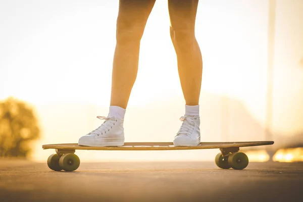 Jovem Mulher Bonita Com Skate Cabelo Escuro Ambiente Urbano Vibrante — Fotografia de Stock