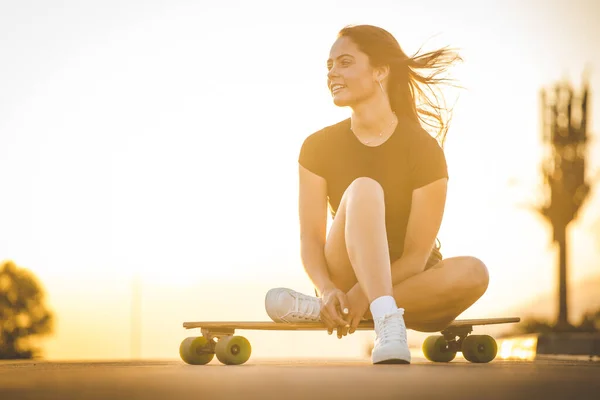 Jolie Jeune Femme Aux Cheveux Foncés Skateboard Dans Environnement Urbain — Photo