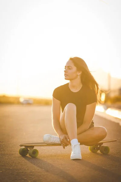 Pretty Young Woman Dark Hair Skateboarding Vibrant Urban Environment — Stock Photo, Image