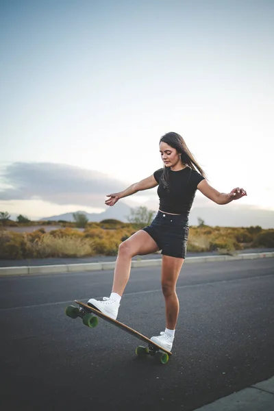 Красивая Молодая Женщина Темными Волосами Катается Скейтборде Оживленной Городской Среде — стоковое фото