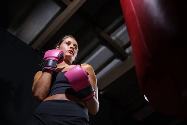 Chica Bastante Morena Boxeando Saco Boxeo Entorno Oscuro Malhumorado Lleva — Foto de Stock