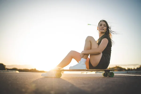 Hübsche Junge Frau Mit Dunklen Haaren Beim Skateboarden Einer Pulsierenden — Stockfoto