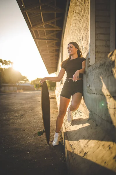Όμορφη Νεαρή Γυναίκα Σκούρα Μαλλιά Skateboarding Ένα Ζωντανό Αστικό Περιβάλλον — Φωτογραφία Αρχείου