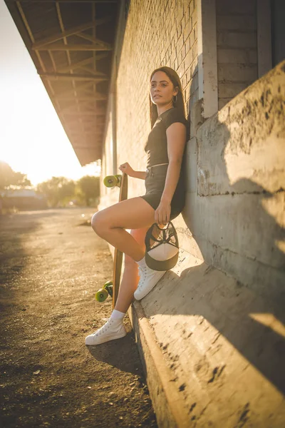 Όμορφη Νεαρή Γυναίκα Σκούρα Μαλλιά Skateboarding Ένα Ζωντανό Αστικό Περιβάλλον — Φωτογραφία Αρχείου