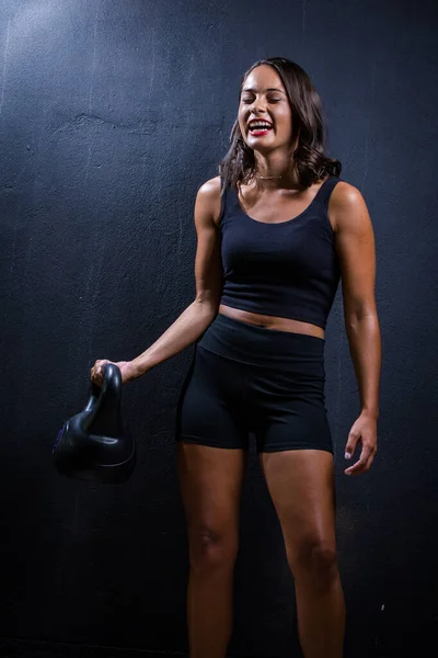 Hübsches Dunkelhaariges Mädchen Posiert Mit Einem Wasserkocher Für Ein Fitness — Stockfoto