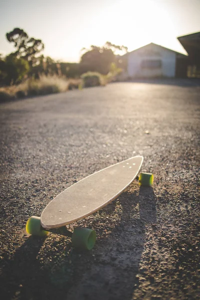 Skateboard Zachycen Zlatém Světle Pozdního Odpoledního Slunce — Stock fotografie