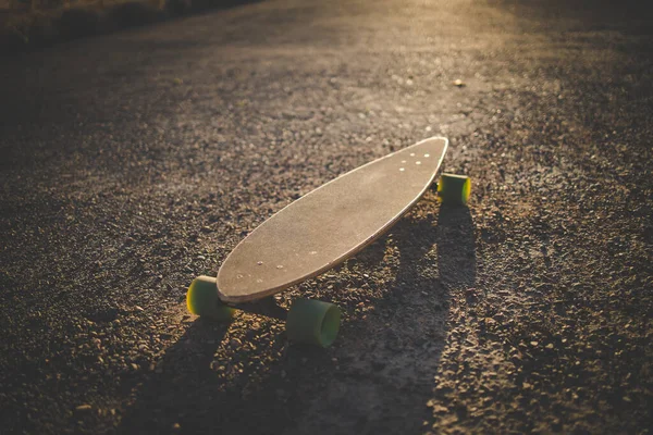 Skateboard Zachycen Zlatém Světle Pozdního Odpoledního Slunce — Stock fotografie