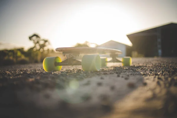 Скейтбордист Запечатлен Золотом Свете Позднего Полуденного Солнца — стоковое фото