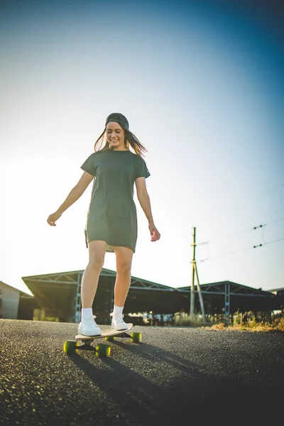 Красивая Молодая Женщина Темными Волосами Катается Скейтборде Оживленной Городской Среде — стоковое фото