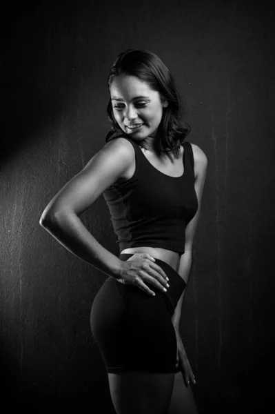 Chica Pelo Bastante Oscuro Posando Para Una Sesión Fotos Fitness — Foto de Stock
