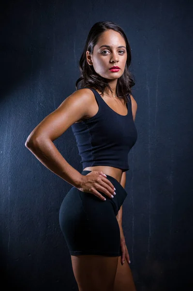 Chica Pelo Bastante Oscuro Posando Para Una Sesión Fotos Fitness — Foto de Stock