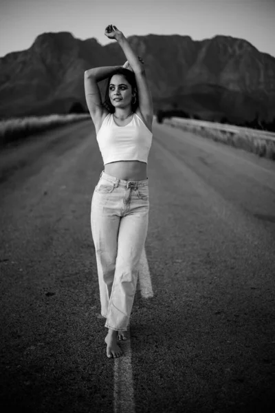 Pretty Young Woman Dark Hair Deserted Road She Dressed Trendy — Stock Photo, Image