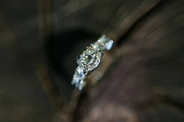 반지의 놀라운 사진은 결혼식 전통의아름다움 상징을 사진에는 신부의 결혼반지가 깔끔하게 — 스톡 사진