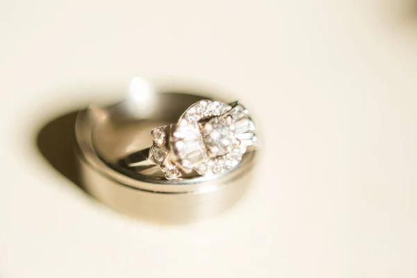 Lenyűgöző Közeli Kép Jegygyűrűkről Megragadja Imádott Esküvői Hagyomány Szépségét Szimbolikáját — Stock Fotó