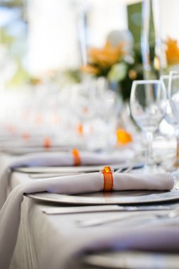 Bu büyüleyici görüntü, gerçek bir düğünün zarif dekorunu ve büyüleyici çiçek düzenlemelerini gözler önüne seriyor. Fotoğrafta zarif çiçekler, mumlar ve diğer dekoratif el ile süslenmiş büyüleyici bir düğün yerinde güzel dekore edilmiş bir masa yer alıyor.