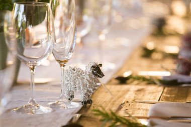 Bu büyüleyici görüntü, gerçek bir düğünün zarif dekorunu ve büyüleyici çiçek düzenlemelerini gözler önüne seriyor. Fotoğrafta zarif çiçekler, mumlar ve diğer dekoratif el ile süslenmiş büyüleyici bir düğün yerinde güzel dekore edilmiş bir masa yer alıyor.