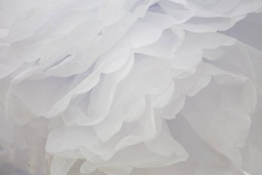 Bu büyüleyici görüntü, gerçek bir düğünün zarif dekorunu ve büyüleyici çiçek düzenlemelerini gözler önüne seriyor. Fotoğrafta zarif çiçekler, mumlar ve diğer dekoratif el ile süslenmiş büyüleyici bir düğün yerinde güzel dekore edilmiş bir masa yer alıyor.