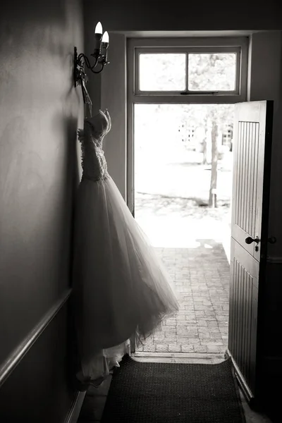 Ten Urzekający Obraz Przedstawia Suknię Ślubną Skomplikowanymi Detalami Fotografowanymi Kreatywny — Zdjęcie stockowe