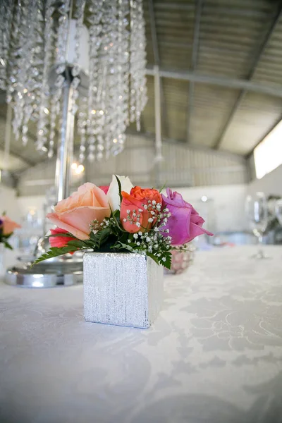 Esta Imagem Cativante Mostra Decoração Elegante Arranjos Florais Deslumbrantes Casamento — Fotografia de Stock