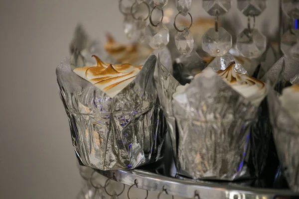 Изображение Демонстрирует Различные Потрясающие Свадебные Торты Начиная Многоуровневых Тортов Чашечки — стоковое фото