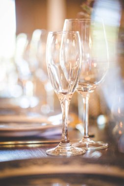 Bu büyüleyici görüntü, gerçek bir düğünün zarif dekorunu ve büyüleyici çiçek düzenlemelerini gözler önüne seriyor. Fotoğrafta zarif çiçekler, mumlar ve diğer dekoratif el ile süslenmiş büyüleyici bir düğün yerinde güzel dekore edilmiş bir masa yer alıyor.